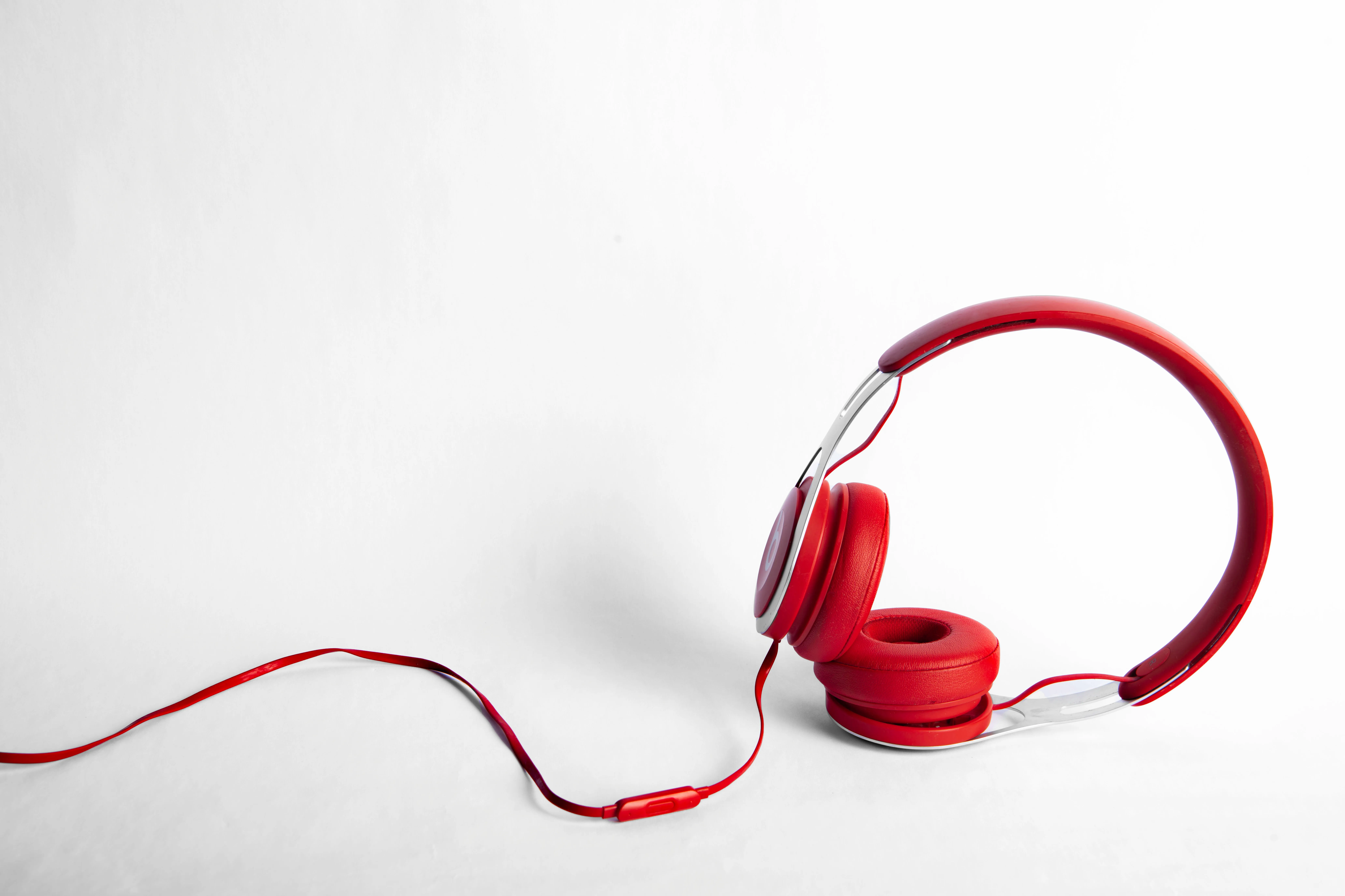 Red wired noise cancelling headset by Yarenci Hdz - unsplash.com