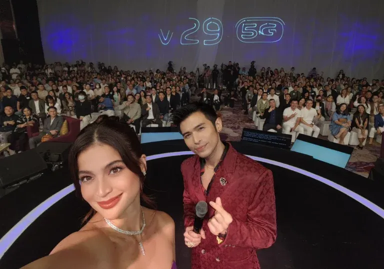 anne curtis takes a selfie on a stage with the vivo v29