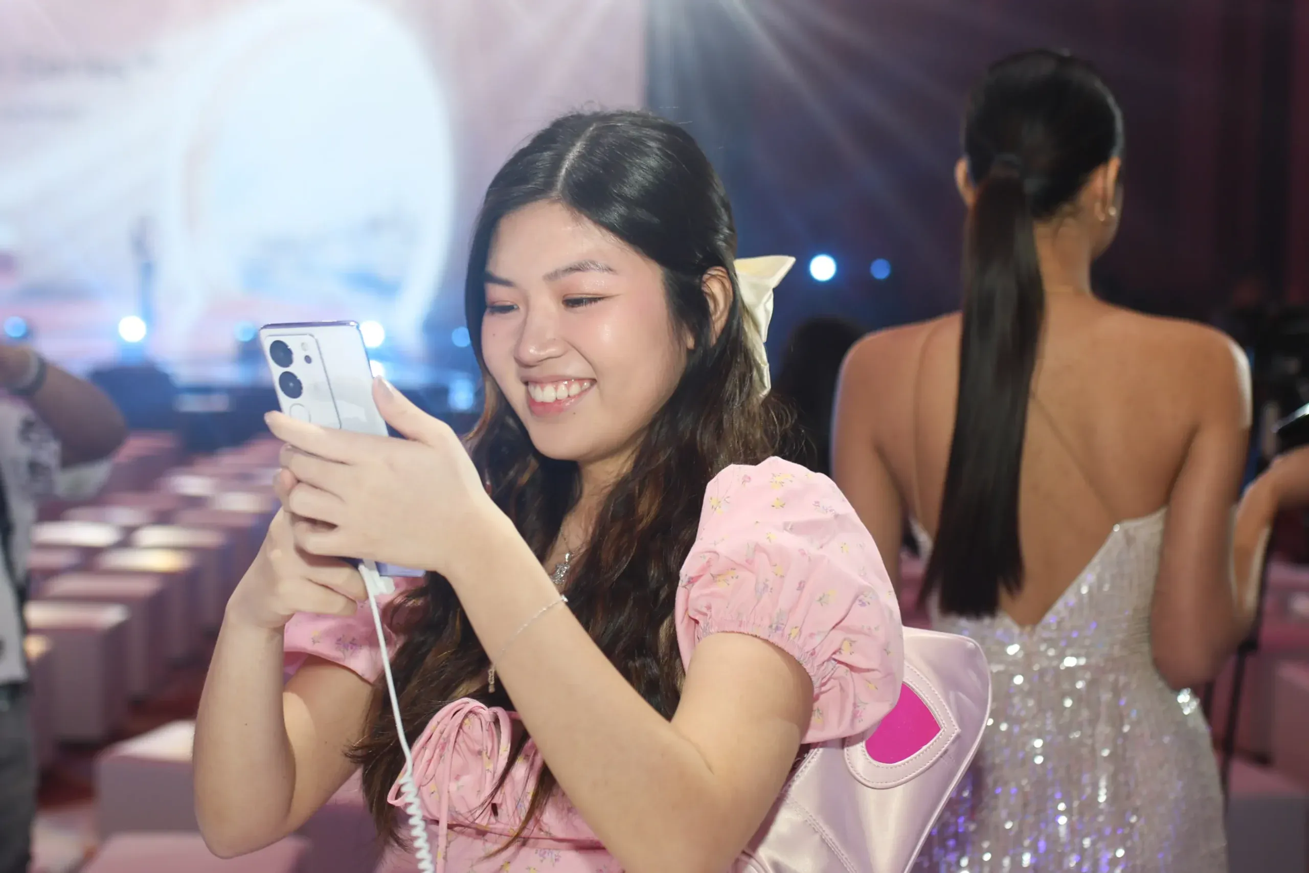 woman in pink using vivo v29