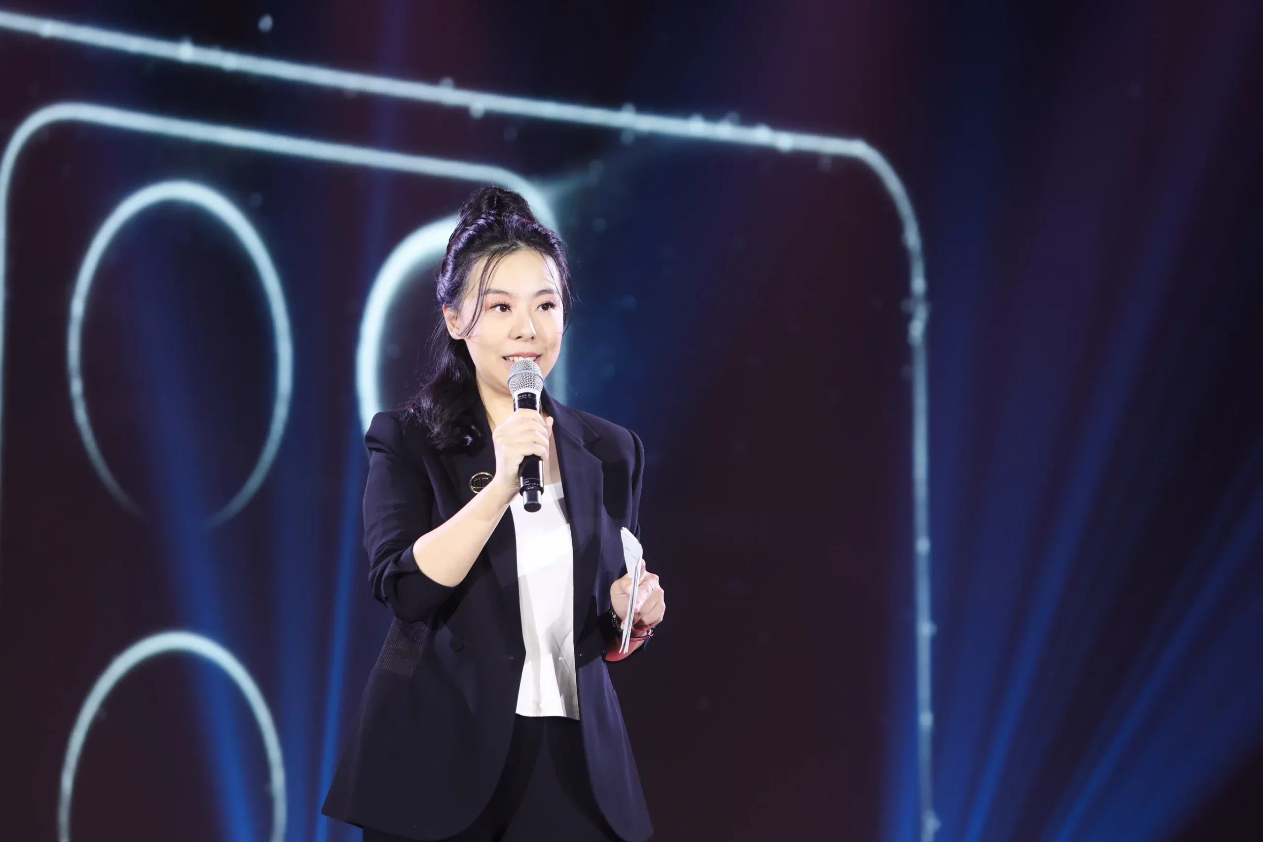 Liu Liu talking on a stage for vivo v29