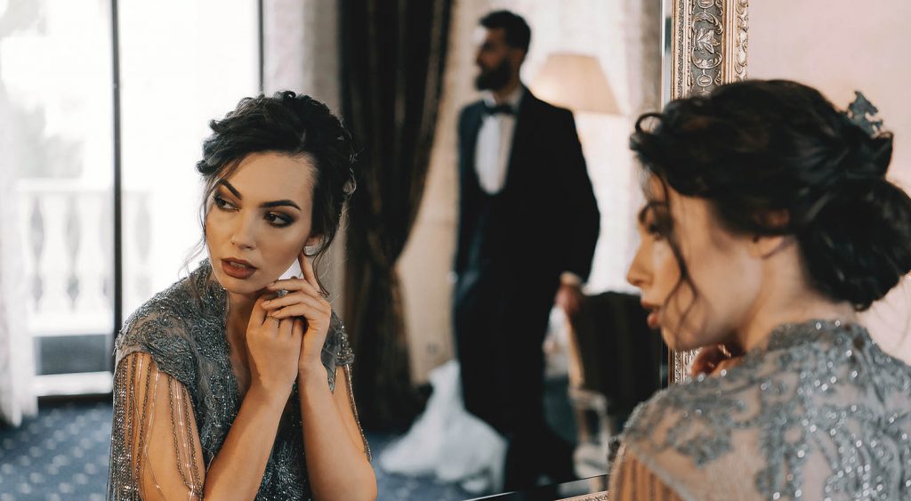 wedding woman by the mirror for photography